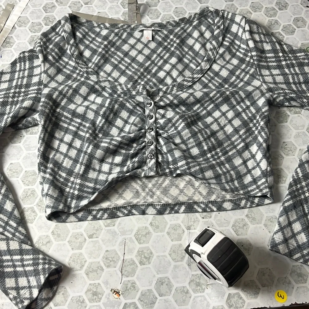 Colsie Large Gray White Fleece Patterned Cropped long Sleeve Pajama Shirt